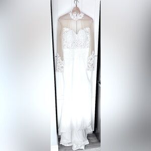 Pretty & elegance ivory gown .. sz 10/12 — fits street sz 8 ,flesh colored parts